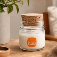 O kit com 3 velas aromáticas de 40g cada traduz elegância e tranquilidade em forma de aroma. Com cera vegetal de coco, pavio de algodão ou madeira, e fragrâncias premium, possuem presença sofisticada e equilibrada. Ótimo para se destacar no ambiente, é um item refinado e que emociona. Enquanto um brinde simples é esquecido na gaveta, uma vela com a marca do seu cliente perfuma a casa dele por semanas, e mantém a lembrança viva. É esse brinde que a Moulin fabrica para você.
