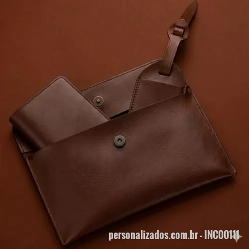 Kit viagem personalizado - Kit Viagem em Couro Personalizado – Porta Passaporte, Porta Voucher e Tag de Mala Descrição do Produto  O Kit Viagem em Couro Personalizado é um brinde corporativo sofisticado e funcional, desenvolvido para quem valoriza organização, praticidade e elegância durante suas viagens. Composto por 3 peças essenciais – Porta Passaporte, Porta Voucher e Tag para Mala – este conjunto oferece uma experiência premium para clientes, colaboradores e parceiros.  Fabricado com materiais de alta qualidade e acabamento refinado, o kit ajuda a manter documentos importantes protegidos e facilmente acessíveis, além de facilitar a identificação da bagagem durante deslocamentos nacionais e internacionais.  Todos os itens são totalmente personalizáveis, permitindo escolher materiais, cores, acabamentos, gravações e artes exclusivas para representar sua marca de forma elegante e profissional.  Ideal para ações de relacionamento, programas de incentivo, eventos corporativos, convenções, agências de turismo, co