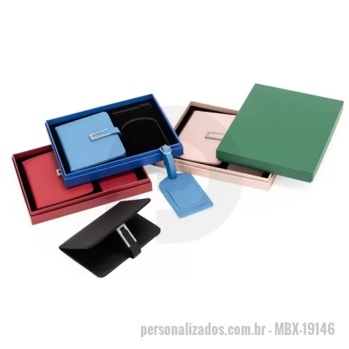 Kit viagem personalizado - Kit de viagem composto por dois itens: porta-passaporte e tag identificadora de bagagem, ambos em poliuretano (PU). O porta-passaporte possui fechamento magnético e fivela metálica, dois bolsos internos, sendo um deles com quatro compartimentos para cartões, além de dois bolsos menores para cartões SIM. A tag identificadora apresenta aba para proteger o visor plástico e um cartão interno dupla face em papel cartão no tamanho 5,5 cm x 8,5 cm para o preenchimento de dados pessoais, além de alça lateral em PU com fivela metálica. Acompanha caixa em papelão com berço fixo em espuma de EVA com acabamento aveludado para guardar os itens do conjunto.  Altura :  19,1 cm  Largura :  23 cm  Profundidade :  2,8 cm