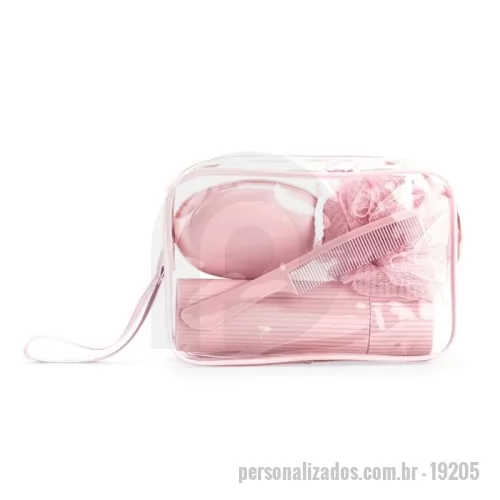 Kit viagem personalizado - it de viagem composto por quatro itens em plástico: pente, porta-sabonete e porta-escova confeccionados em plástico polipropileno (PP) e esponja de banho em plástico polietileno (PE). O pente possui construção resistente, enquanto o porta-sabonete conta com aberturas inferiores para escoamento, o porta-escova dispõe de um espelho redondo fixo à tampa e a esponja de banho apresenta alça em tecido para transporte. Acompanha nécessaire em PVC com fechamento em zíper e alça em couro sintético presa ao puxador.