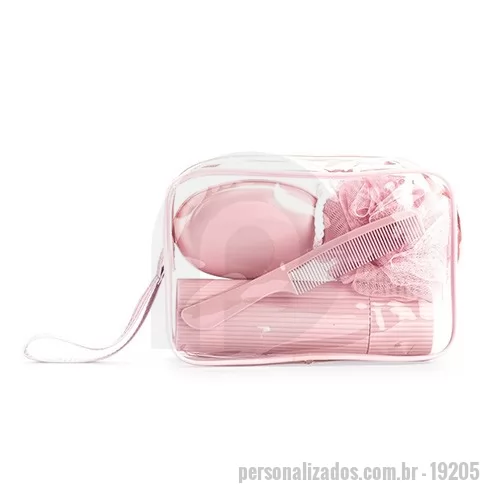 Kit viagem personalizado - Kit de viagem composto por quatro itens em plástico: pente, porta-sabonete e porta-escova confeccionados em plástico polipropileno (PP) e esponja de banho em plástico polietileno (PE). O pente possui construção resistente, enquanto o porta-sabonete conta com aberturas inferiores para escoamento, o porta-escova dispõe de um espelho redondo fixo à tampa e a esponja de banho apresenta alça em tecido para transporte. Acompanha nécessaire em PVC com fechamento em zíper e alça em couro sintético presa ao puxador.