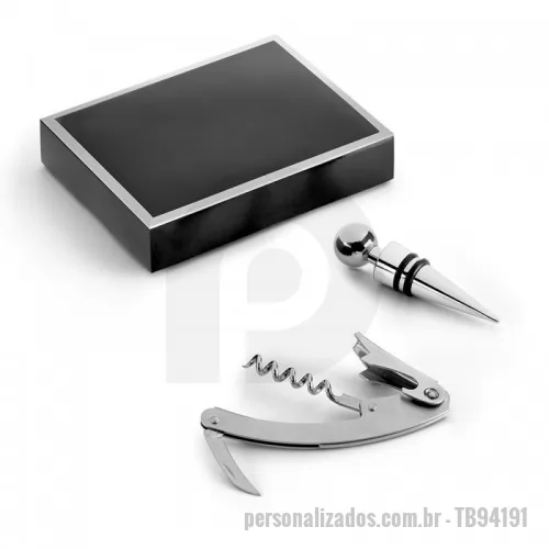 Kit vinho personalizado - Conjunto para vinho em zinco.  Possui saca-rolhas com canivete de sommelier e rolha. Fornecido em caixa. Medidas: 103 x 133 x 28 mm.