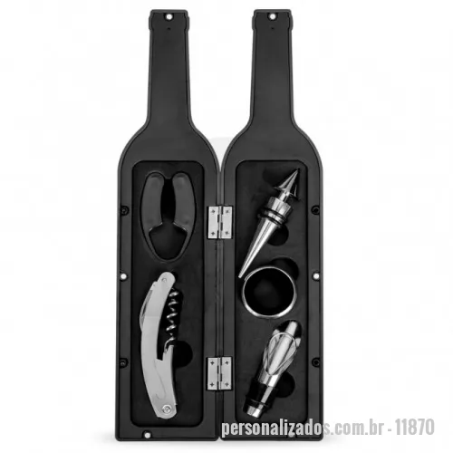 Kit vinho personalizado - Kit vinho formato garrafa com 5 peças: tampa de bico, wine collar, bico condutor com tampa, saca rolhas metálico com lâmina de corte e abridor de garrafa e cortador de lacre. Estojo com fechamento imantado e área interna com berço de espuma.