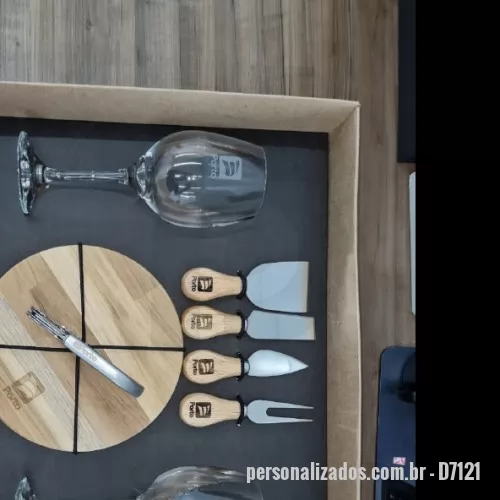Kit vinho personalizado - Kit vinho Personalizado - D7121 - Kit para Queijo e Vinho com tábua para Queijo/Petiscos, 2 facas, sendo, uma com ponta e outra reta, garfo e espátula em Bambu/Inox, 2 taças para Vinho em vidro e Abridor saca rolha em metal. Estão perfeitamente acomodados em uma caixa de papel kraft para presentear. - 149285 - Kit vinho