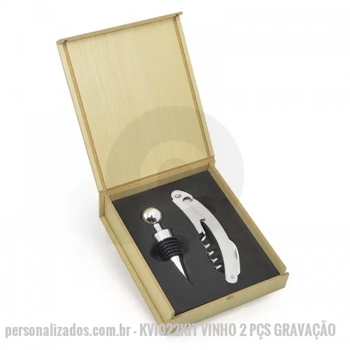 Kit vinho personalizado - Kit Vinho com duas Peças. O conjunto contém: um estojo de madeira com berço em EVA, um saca-rolhas com canivete e uma tampa de bico. Gravação em Laser.