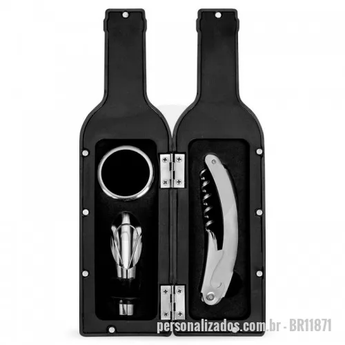 Kit vinho personalizado - Kit vinho Personalizado - BR11871 - Kit vinho formato garrafa com 3 peças: wine collar, bico condutor com tampa e saca rolhas metálico com lâmina de corte e abridor de garrafa. Estojo com fechamento imantado e área interna com berço de espuma.  Altura :  23 cm  Largura :  6,1 cm  Medidas aproximadas para gravação (CxL):  7 cm x 11 cm  Peso aproximado (g):  224 - 151415 - Kit vinho