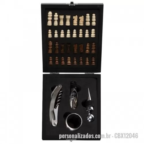 Kit vinho personalizado - Kit vinho Personalizado - CBX12046 - Kit vinho 4 peças em estojo tabuleiro de xadrez. Contém wine collar, tampa de bico, bico condutor com tampa e saca rolhas metálico com lâmina de corte e abridor de garrafa. Estojo com trava de segurança e área interna com berço de espuma, acompanham 32 peças de xadrez e plaquinha metálica para personalização.  Largura :  14,2 cm  Comprimento :  16,2 cm  Medidas aproximadas para gravação (CxL):  2 cm x 6 cm  Peso aproximado (g):  487 - 152730 - Kit vinho