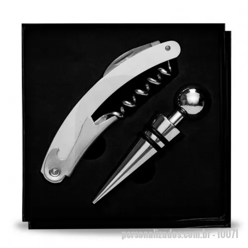 Kit vinho personalizado - Kit vinho 2 peças em estojo com tampa, contém saca rolhas metálico com lâmina de corte e abridor de garrafa e tampa de bico. Área interna do estojo com berço de espuma. Personalização à Laser na plaquinha.
