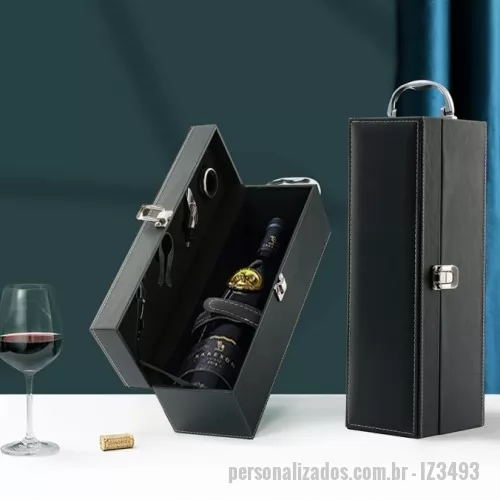 Kit vinho personalizado - Kit vinho 4 peças em maleta de couro sintético. Contém saca-rolhas metálico, bico condutor com tampa, cortador de lacre e wine colar. Maleta com alça, trava de segurança e parte interna revestida de veludo com área de acomodação para garrafa.  Altura :  11,9 cm  Largura :  11,4 cm  Comprimento :  34,2 cm