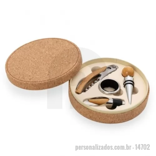 Kit vinho personalizado - Kit vinho 4 peças com estojo em cortiça, parte interna revestida de espuma. Possui tampa de bico, saca rolha, bico condutor com tampa e wine collar.