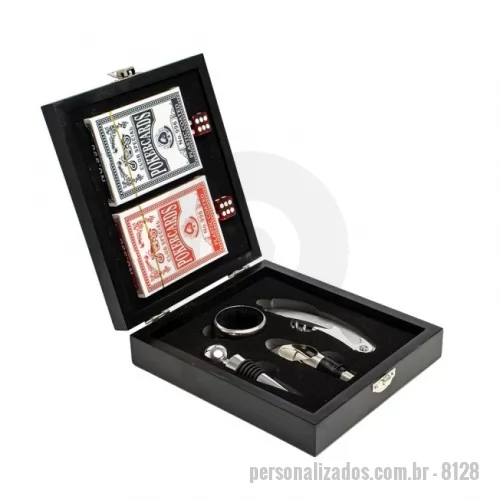 Kit vinho personalizado - e divirta enquanto degusta um bom vinho! Nosso kit vinho com 4 peças vem em um estojo feito em MDF com trava de segurança e área interna com berço de espuma. Contém wine collar, tampa de bico, bico condutor com tampa e saca-rolhas metálico com lâmina de corte e abridor de garrafa. Acompanham ainda 2 baralhos completos + 2 dados para uma noite completa de jogos, e ainda acompanha uma plaquinha metálica para personalização. Azar é ainda não ter um kit desse!