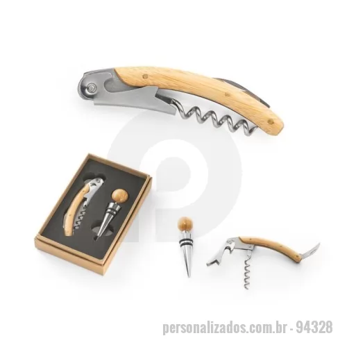 Kit vinho personalizado - Conjunto de vinho com dois componentes em metal e bambu: um saca rolhas e um salva-gotas. Fornecido em caixa presente de papel kraft reciclado. A cor e o resultado da impressão nos materiais naturais pode variar entre produtos. Caixa: 159 x 99 x 29 mm