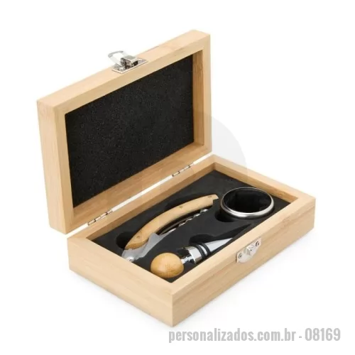 Kit vinho personalizado -  O kit vinho com 3 peças com estojo de bambu é a escolha perfeita para quem busca elegância e funcionalidade. Acompanha um saca-rolhas metálico com acabamento em bambu, que possui lâmina de corte e abridor de garrafa, uma tampa de bico com detalhe em bambu e silicone, e um wine collar. A caixa de bambu tem um design sofisticado e rústico, e contém ainda um berço de espuma interno, garantindo a proteção dos itens.
