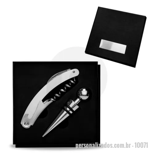 Kit vinho personalizado - Kit vinho 2 peças em estojo com tampa, contém saca-rolhas metálico com lâmina de corte e abridor de garrafa e tampa de bico. Área interna do estojo com berço de espuma. Acompanha plaquinha metálica para personalização.