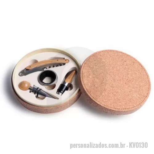 Kit vinho personalizado - Kit Vinho 5 peças, contendo: Estojo redondo de cortiça com base emborrachada bege claro; Saca Rolha de metal com detalhes em bambu; Corta gotas de metal; Bico para servir de metal com tampa acoplada em bambu; Tampa de metal com detalhe em bambu.