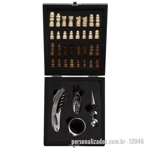 Kit vinho personalizado - Kit vinho 4 peças em estojo tabuleiro de xadrez. Contém wine collar, tampa de bico, bico condutor com tampa e saca-rolhas metálico com lâmina de corte e abridor de garrafa. Estojo com trava de segurança e área interna com berço de espuma, acompanham 32 peças de xadrez e plaquinha metálica para personalização.