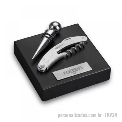 Kit vinho personalizado - Kit vinho 2 peças em caixa de papelão com tampa, revestimento interno de espuma, contém saca rolhas de metal e tampa de bico