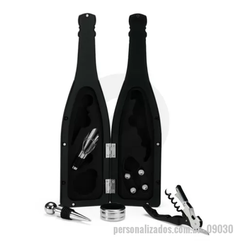Kit vinho personalizado - Descrição: Kit vinho com cinco peças dispostas em um estojo no formato de garrafa, fechamento imantado e interior com berço em espuma. O conjunto contém: tampa de bico, bico condutor com tampa, saca-rolhas metálico três em um com lâmina de corte e abridor de garrafa, um wine collar e cortador de lacre.  Altura :  32 cm  Largura :  8,3 cm  Circunferência :  26,5 cm