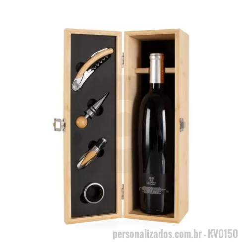 Kit vinho personalizado - Kit Vinho em bambu com interior em EVA e fecho em inox, suporte para garrafa de vinho de 750 ml (padrão). Contém: saca-rolha de metal com detalhes em bambu e cortador de lacre, anel corta-gotas de metal, bico para servir de metal com tampa em bambu e tampa de metal com detalhe em bambu.  *Não acompanha garrafa vinho, imagem meramente ilustrativa.