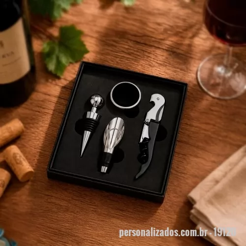Kit vinho personalizado - Kit vinho Personalizado - 19120 - Kit vinho composto por 4 itens: saca-rolhas de dois estágios em inox, anel corta-gotas (wine collar) em liga de zinco e feltro, além de bico dosador e tampa de bico, ambos em liga de zinco com revestimento em silicone. Acompanha estojo em papelão e revestimento interno em espuma de EVA para acomodar os itens do conjunto.  Altura: 15,7 cm Largura: 13,8 cm Profundidade: 3,1 cm - 180200 - Kit vinho