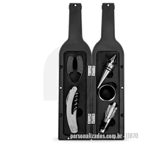 Kit vinho personalizado - Kit vinho formato garrafa com 5 peças: tampa de bico, wine collar, bico condutor com tampa, saca rolhas metálico com lâmina de corte e abridor de garrafa e cortador de lacre. Estojo com fechamento imantado e área interna com berço de espuma.