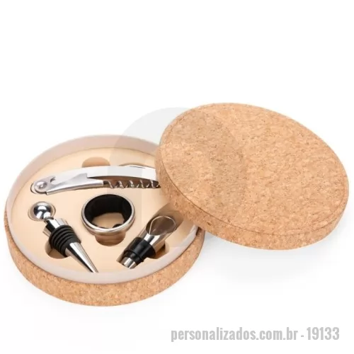 Kit vinho personalizado - Descrição: Kit vinho composto por 4 itens: saca-rolhas de um estágio em inox, anel corta-gotas (wine collar) em liga de zinco com revestimento em feltro, bico dosador em liga de zinco com detalhes em silicone e tampa de bico dosador em inox, zinco e silicone. Acompanha estojo em MDF com revestimento em cortiça e interior em espuma de EVA.  Altura : 4 cm Largura : 14,7 cm Peso aproximado (g): 279