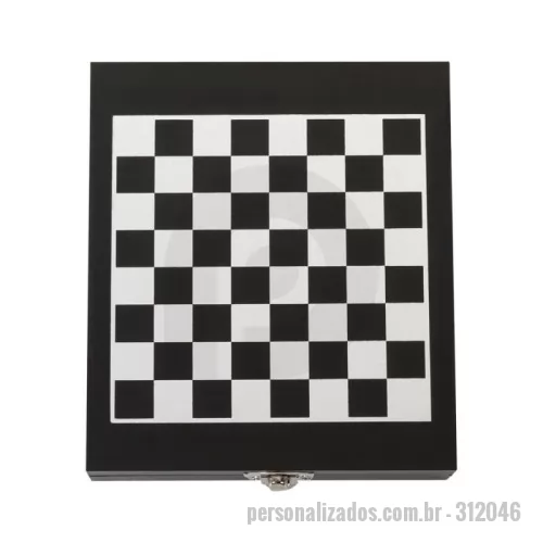 Kit vinho personalizado - Kit vinho 4 peças em estojo tabuleiro de xadrez. Contém wine collar, tampa de bico, bico condutor com tampa e saca-rolhas metálico com lâmina de corte e abridor de garrafa. Estojo com trava de segurança e área interna com berço de espuma, acompanham 32 peças de xadrez e plaquinha metálica para personalização.