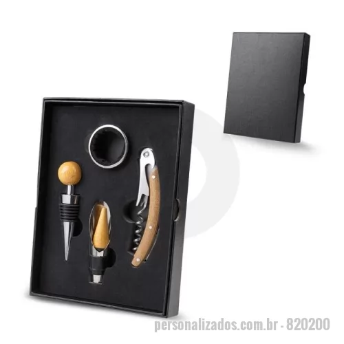 Kit vinho personalizado - Kit vinho contendo 1 anel corta-gotas, 1 tampa de metal para garrafa, 1 bico dosador de metal e uma tampa de bambu e 1 saca-rolhas de metal e bambu com corta lacre. Acompanha caixa presenteável fabricada em papel cartonado resistente.