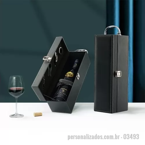 Kit vinho personalizado - Kit vinho 4 peças em maleta de couro sintético. Contém saca-rolhas metálico, bico condutor com tampa, cortador de lacre e wine colar. Maleta com alça, trava de segurança e parte interna revestida de veludo com área de acomodação para garrafa.  Altura: 11,9 cm Largura: 11,4 cm Comprimento: 34,2 cm Medidas aproximadas para gravação: (CxL): 9,8 cm x 33,3 cm
