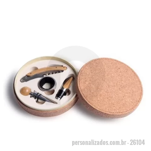 Kit vinho personalizado - Kit Vinho 5 peças, contendo: Estojo redondo de cortiça com base emborrachada bege claro; Saca Rolha de metal com detalhes em bambu; Corta gotas de metal; Bico para servir de metal com tampa acoplada em bambu; Tampa de metal com detalhe em bambu.