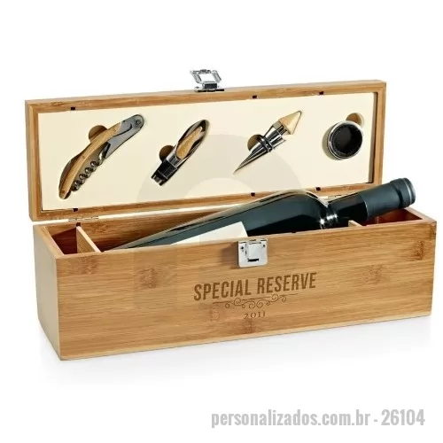 Kit vinho personalizado - Conjunto para vinho em bambu e zinco. Incluso saca-rolhas com canivete de sommelier, gargantilha, salva-gotas com tampa e rolha. Por ser um produto composto por materiais naturais, a cor e tamanho do produto e o resultado da impressão podem variar entre produtos