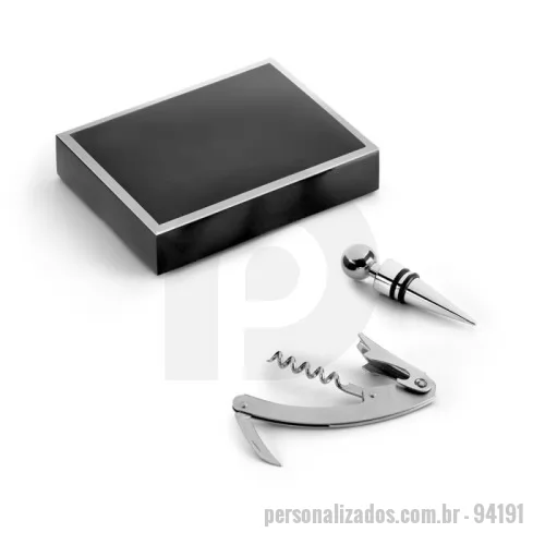 Kit vinho personalizado - Conjunto para vinho em zinco e inox. Incluso saca-rolhas com canivete de sommelier e rolha. Fornecido em caixa presente. 103 x 133 x 28 mm