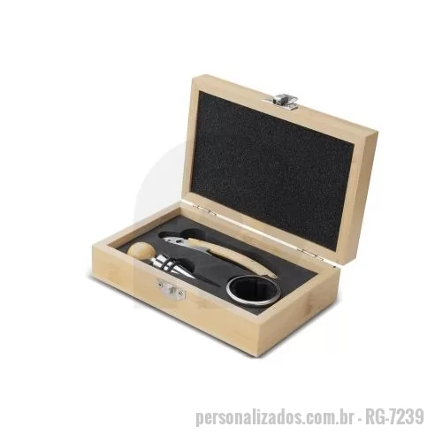 Kit vinho personalizado - Kit vinho: saca-rolhas inox com cabo bambu, wine collar em liga de zinco e feltro, tampa de bico com topo em bambu. Estojo em bambu.