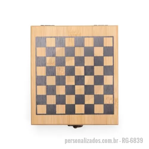 Kit vinho personalizado - Kit vinho 4 itens: saca-rolhas inox, termômetro em vidro, wine collar, tampa de bico. Estojo em MDF formato tabuleiro de xadrez com 32 peças em bambu.