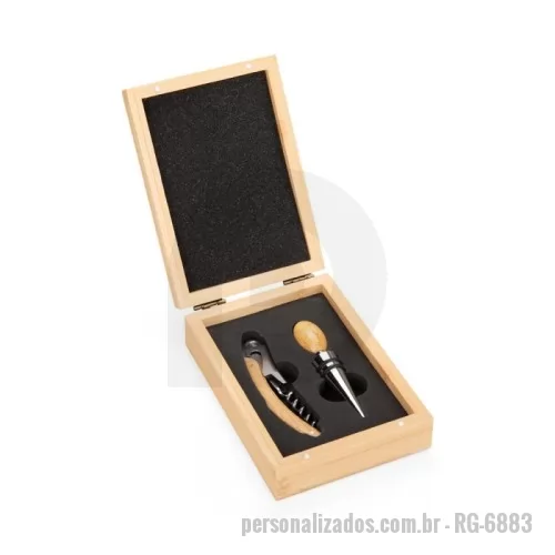 Kit vinho personalizado - Kit vinho composto por dois itens: saca-rolhas de um estágio em inox e cabo em bambu e tampa de bico em inox com detalhes em silicone e topo em bambu. Acompanha estojo em bambu com dobradiças metálicas, fechamento imantado e revestimento interno em e