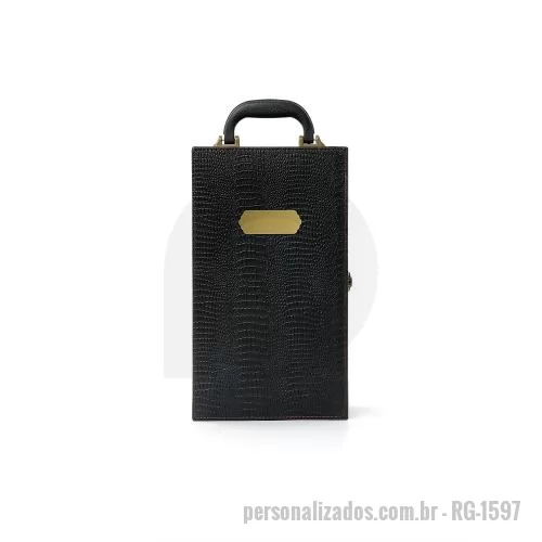 Kit vinho personalizado - Kit vinho 4 peças em maleta de couro sintético texturizada. Contém saca-rolhas metálico, bico condutor com tampa, cortador de lacre e wine collar. Maleta com alça, trava de segurança e plaquinha plástica fixa. Área interna revestida de veludo com sup