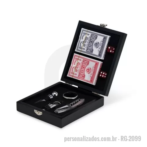 Kit vinho personalizado - Se divirta enquanto degusta um bom vinho! Nosso kit vinho com 4 peças vem em um estojo feito em MDF com trava de segurança e área interna com berço de espuma. Contém wine collar, tampa de bico, bico condutor com tampa e saca-rolhas metálico com lâmin
