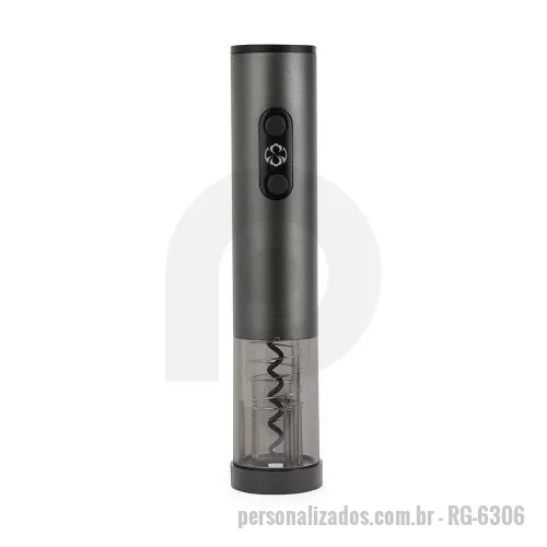 Kit vinho personalizado - Saca-rolhas elétrico com corpo formado por liga de alumínio, broca em inox com protetor em policarbonato, tampa protetora do compartimento de pilhas em plástico ABS, painel com iluminação em LED e botões emborrachados. Funciona com quatro pilhas AA (