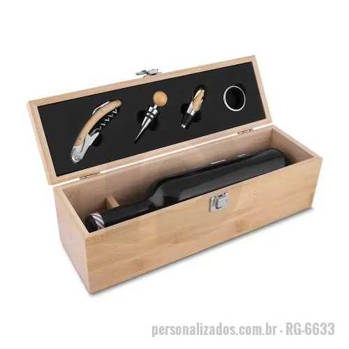 Kit vinho personalizado - Kit Vinho em bambu com interior em EVA e fecho em inox, suporte para garrafa de vinho de 750 ml (padrão). Contém: saca-rolha de metal com detalhes em bambu e cortador de lacre, anel corta-gotas de metal, bico para servir de metal com tampa em bambu e