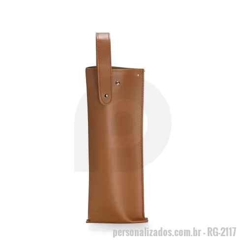 Kit vinho personalizado - Apresentação sofisticada e prática! O porta vinho feito em poliuretano comporta uma garrafa e é ideal para um manuseio seguro e eficiente. Conta com alça para transporte e encaixe superior, proporcionando um fechamento firme e mantendo a garrafa está