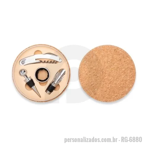Kit vinho personalizado - Kit vinho composto por 4 itens: saca-rolhas de um estágio em inox, anel corta-gotas (wine collar) em liga de zinco com revestimento em feltro, bico dosador em liga de zinco com detalhes em silicone e tampa de bico dosador em inox, zinco e silicone. A