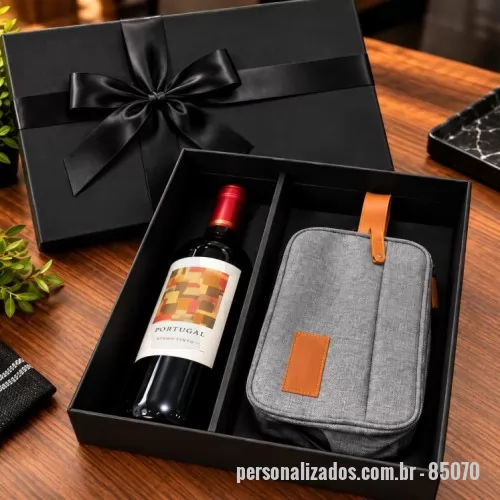 Kit vinho personalizado - Descrição:  1 VINHO 750 ML 1 NECESSAIRE DE POLIÉSTER CAIXA CARTONASA 25X35X9 + FITA DE CETIM