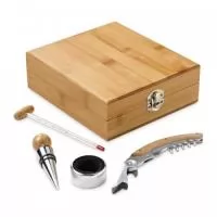 Conjunto para vinho em bambu e zinco. Incluso saca-rolhas com canivete de sommelier, termômetro, rolha e gargantilha. 147 x 167 x 54 mm