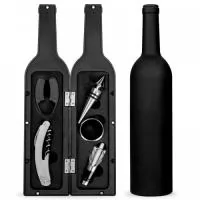 Kit vinho formato garrafa com 5 peças: tampa de bico, wine collar, bico condutor com tampa, saca rolhas metálico com lâmina de corte e abridor de garrafa e cortador de lacre. Estojo com fechamento imantado e área interna com berço de espuma.