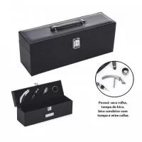 Kit vinho 4 peças em maleta de couro sintético. Possui: saca rolha, tampa de bico, bico condutor com tampa e wine collar. Parte interna revestida de veludo, possui suporte em couro sintético com velcro para ficar garrafa de vinho. Possui alça em couro e trava metálica, acompanha plaqueta de metal para personalização.*Não acompanha o vinho.