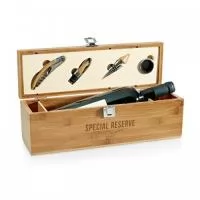 Conjunto para vinho em bambu e zinco. Incluso saca-rolhas com canivete de sommelier, gargantilha, salva-gotas com tampa e rolha. Tamanho: 363 x 112 x 119 mm. ** conjunto não vem com o vinho