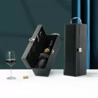 Kit vinho 4 peças em maleta de couro sintético. Contém saca-rolhas metálico, bico condutor com tampa, cortador de lacre e wine colar. Maleta com alça, trava de segurança e parte interna revestida de veludo com área de acomodação para garrafa.