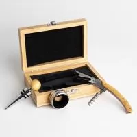 O kit vinho com 3 peças com estojo de bambu é a escolha perfeita para quem busca elegância e funcionalidade. Acompanha um saca-rolhas metálico com acabamento em bambu, que possui lâmina de corte e abridor de garrafa, uma tampa de bico com detalhe em bambu e silicone, e um wine collar para manter a bebida na temperatura ideal. A caixa de bambu tem um design sofisticado e rústico, e contém ainda um berço de espuma interno, garantindo a proteção dos itens.