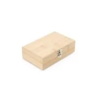 O kit vinho com 3 peças com estojo de bambu é a escolha perfeita para quem busca elegância e funcionalidade. Acompanha um saca-rolhas metálico com acabamento em bambu, que possui lâmina de corte e abridor de garrafa, uma tampa de bico com detalhe em bambu e silicone, e um wine collar. A caixa de bambu tem um design sofisticado e rústico, e contém ainda um berço de espuma interno, garantindo a proteção dos itens.