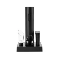 Kit vinho com seis peças, incluindo saca-rolhas recarregável com acionamento por botões, bico dosador, duas rolhas plásticas, cortador de lacre e base organizadora. Acompanha cabo USB-C.